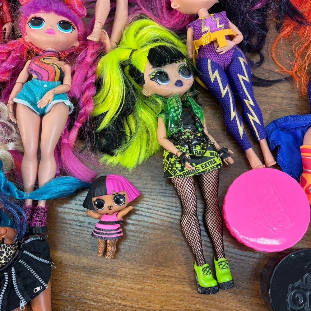 L.O.L. Surprise! O.M.G. Fashion Dolls, Dance Machine Car and Accessories Qty 21